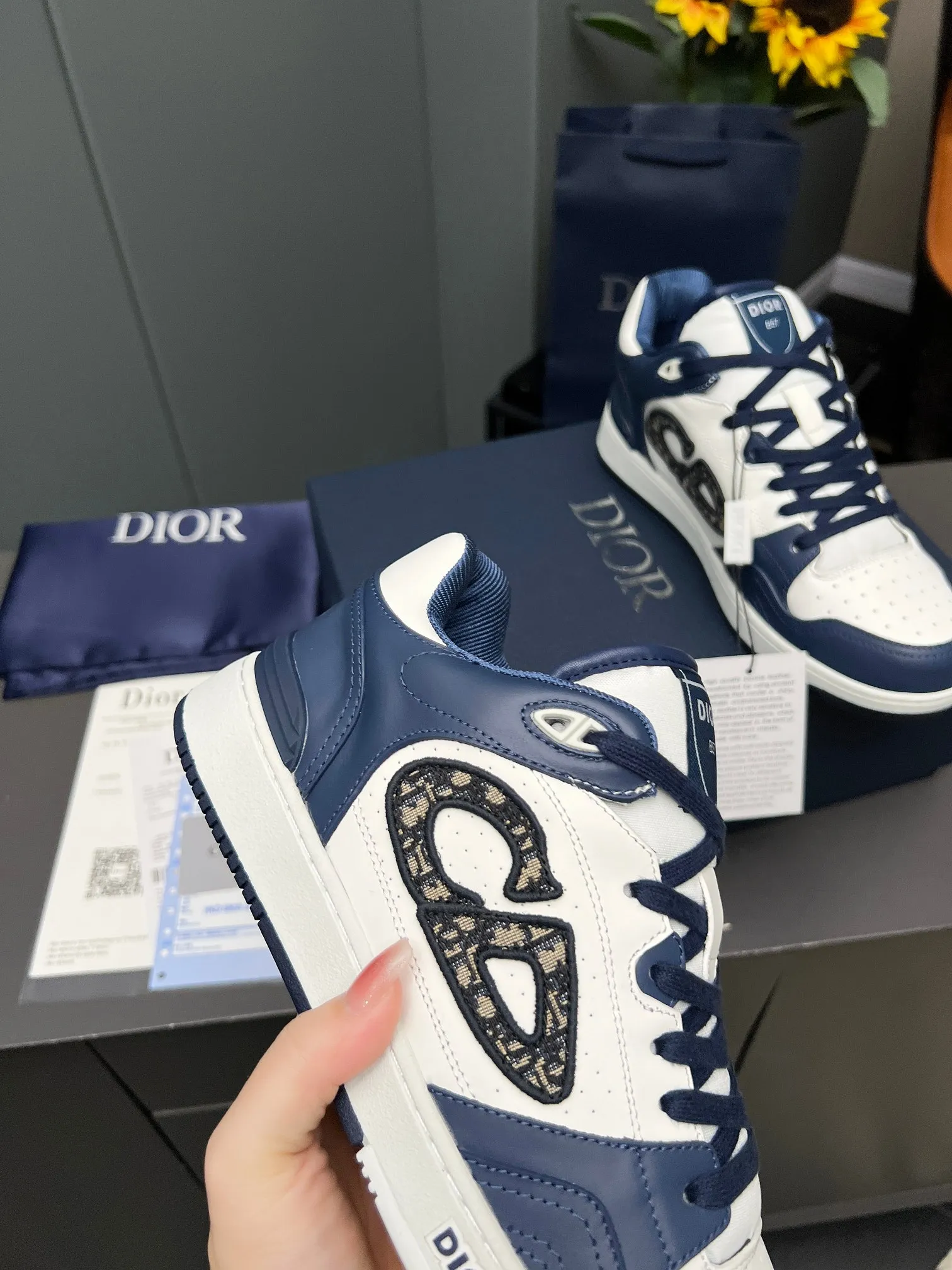 Men's Men's Shoes 💰600 Dior DiorB57 top version of low-top sneakers! ! ! Navy blue with beige smooth first-layer cowhide, fully oiled edges, T men's shoes 💰U outsole.  The 2024 autumn men's wear series has made a wonderful debut, a new classic item launched by Dior. Crafted from smooth first-grain cow leather in navy blue and beige, it's accented by a large leather heat-stamped CD logo on the sides. The distinctive laces of the same color match the color of the shoe body, and the opening and closing are decorated with various classic details on the tongue, sole and back side to enhance the style. The eyelet details, upper stitching and heel strip panels of the same color highlight the dynamic charm of its sports style. Exclusive two-color molded T men's shoes 💰U outsole is light, comfortable, non-slip and wear-resistant, the mesh lining and feet are customized with original colors, soft and breathable. Exquisite production technology highlights the grade, and can be matched with all kinds of clothing to create a refined look.